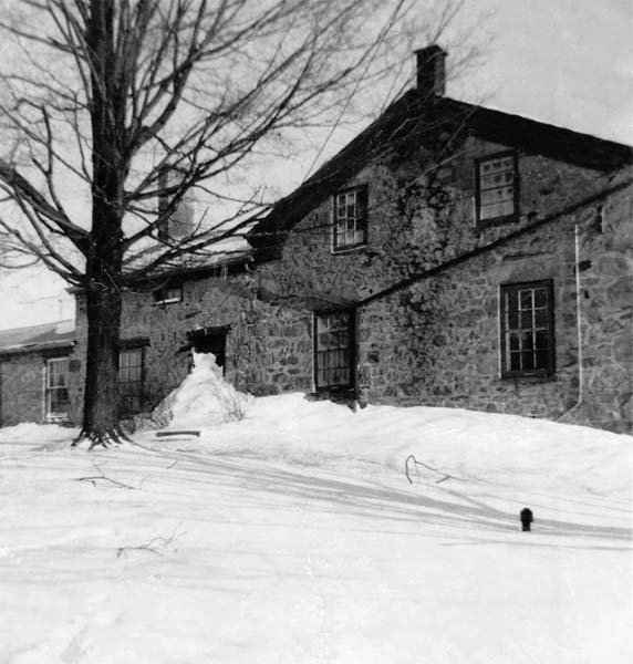 farmhouseinwinter1950.jpg