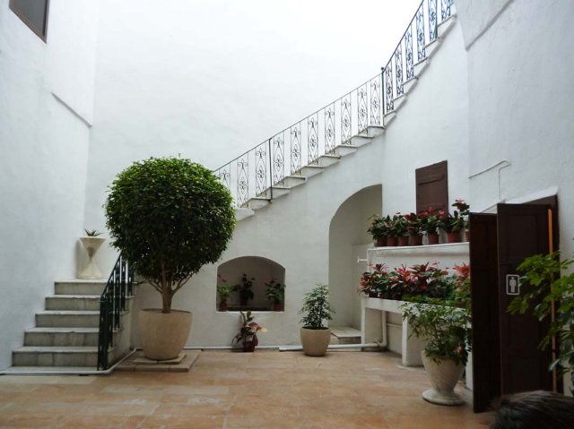 p1010057_courtyard.jpg